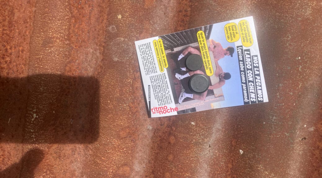 Sticker auf rostiger Wandplatte